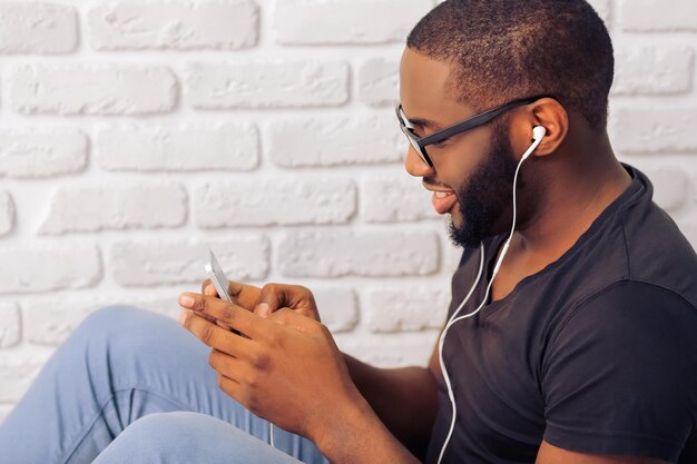 Homme afro-américain avec gadget