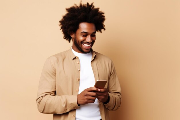 Photo homme afro-américain heureux avec un téléphone sur fond de studio beige