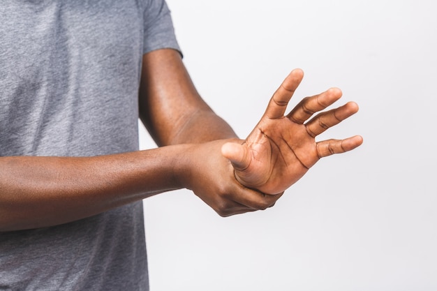 Photo homme afro-américain mains à l'aide de distributeur de pompe de gel désinfectant pour les mains pour la protection des germes et des bactéries