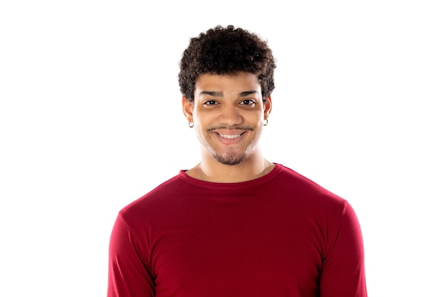 Homme afro-américain mignon avec une coiffure afro portant un T-shirt bordeaux isolé