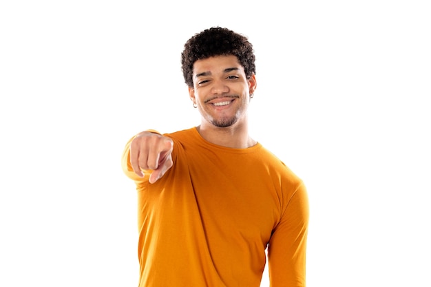 Homme afro-américain mignon avec une coiffure afro portant un T-shirt orange isolé