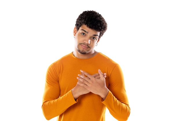 Homme afro-américain mignon avec une coiffure afro portant un T-shirt orange isolé