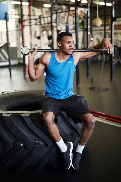 Homme afro-américain musclé avec équipement de formation croisée