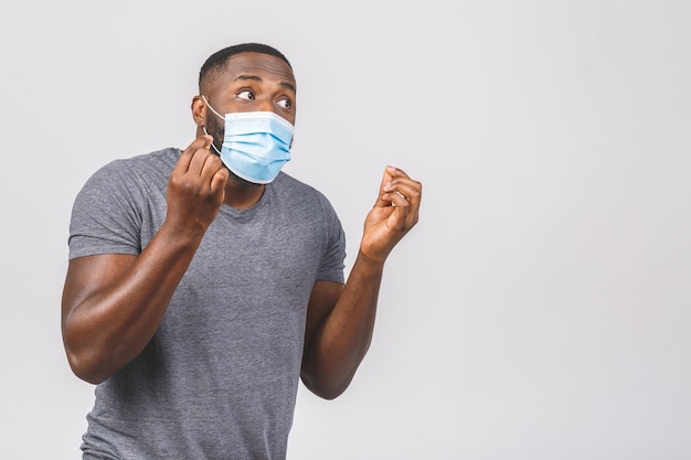 Homme afro-américain portant un masque hygiénique pour prévenir les infections, les maladies respiratoires aéroportées