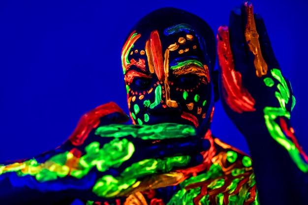 Homme afro-américain posant en studio tourné avec une lumière UV