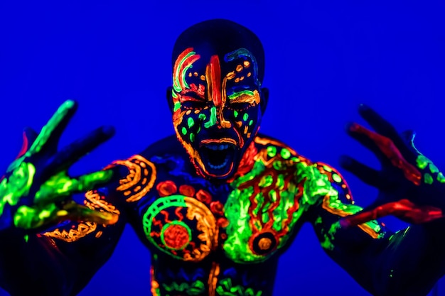 Homme afro-américain posant en studio tourné avec une lumière UV