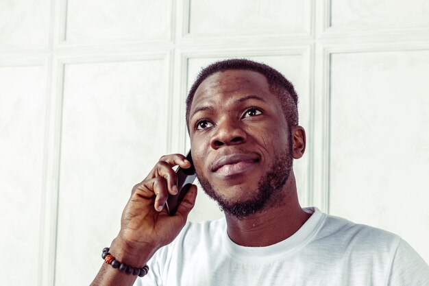 Homme afro-américain avec smartphone