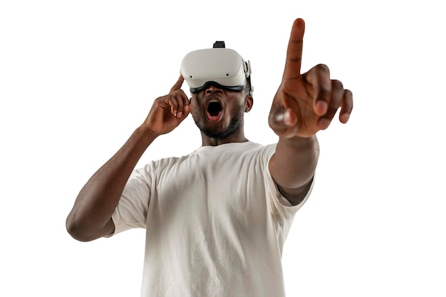 un homme afro-américain surpris dans des lunettes de réalité virtuelle choisit et touche avec ses mains