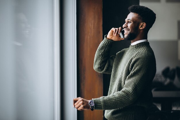 Homme afro-américain avec téléphone dans un café