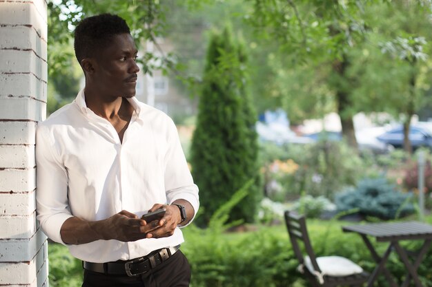 Homme afro-américain avec un téléphone dans la rue