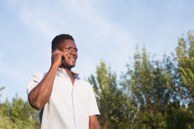 Homme afro-américain avec un téléphone dans la rue