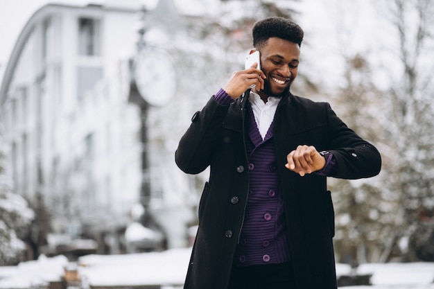 Homme afro-américain avec téléphone