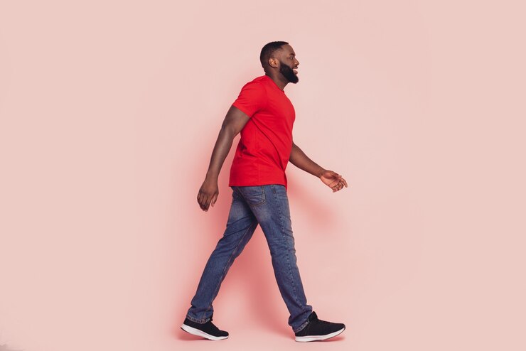 Un homme afro-américain va fond de couleur rose espace vide