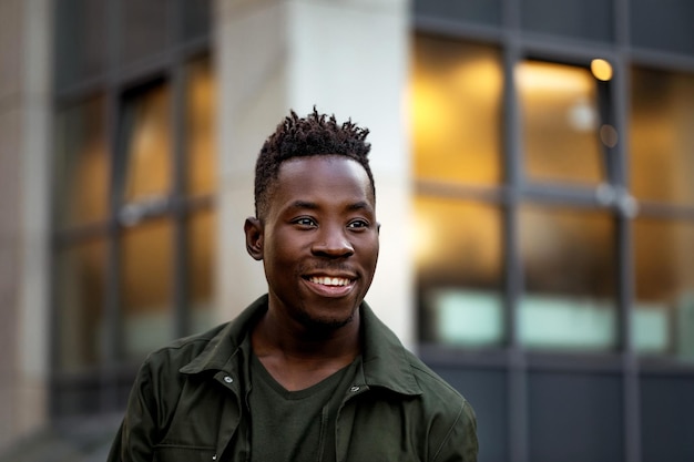 Homme afro-américain en veste élégante