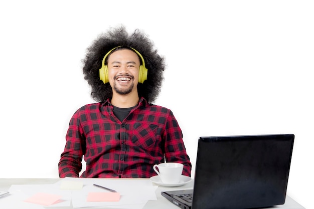 Homme afro avec casque sur studio