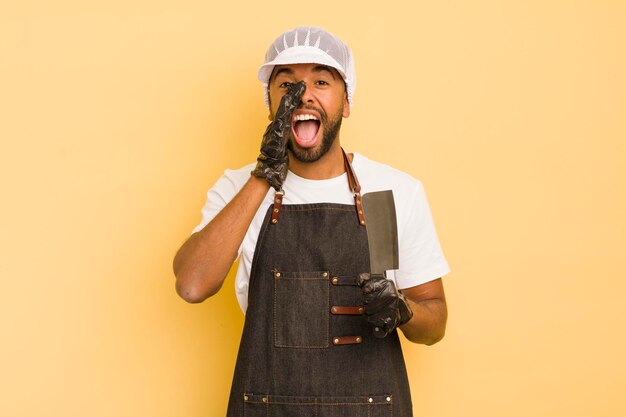 Homme afro cool se sentant heureux en donnant un grand cri avec les mains à côté du concept de boucherie