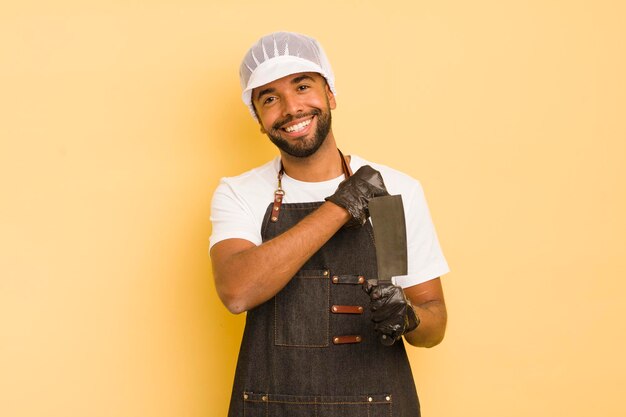 Homme afro cool se sentant heureux et faisant face à un défi ou célébrant le concept de boucher