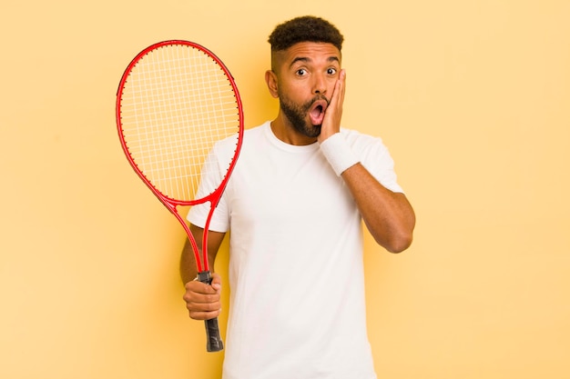 Photo homme afro noir se sentant choqué et effrayé concept de tennis