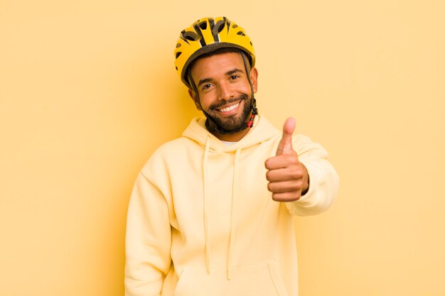 Homme afro noir se sentant fier de sourire positivement avec le concept de vélo pouce en l'air