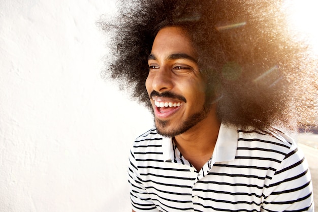 Homme afro en riant au soleil