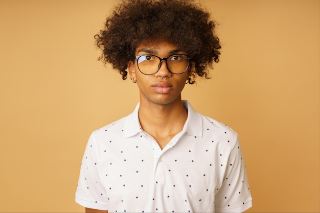 Homme afro sérieux avec des lunettes et piercing