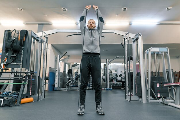 Homme d'âge adulte travaillant dans le gymnase de formation