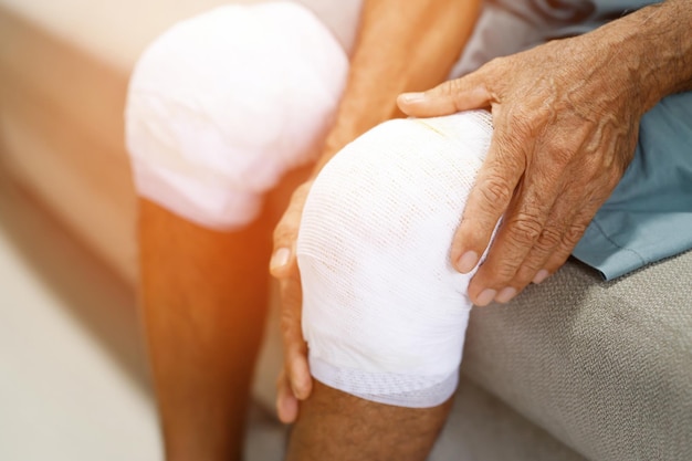 Un homme âgé asiatique a des douleurs au genou et des problèmes osseux