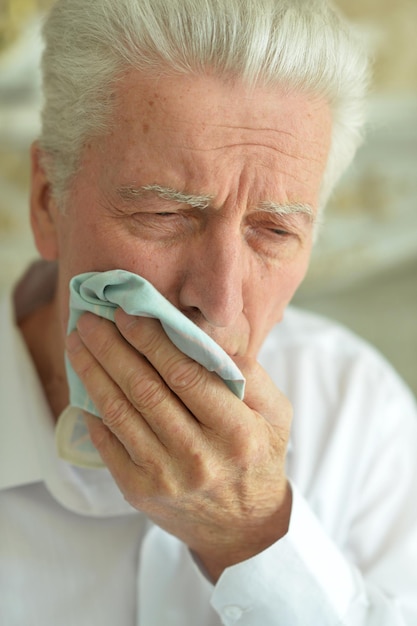 Homme âgé ayant mal aux dents