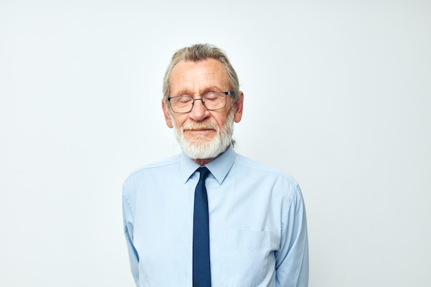 Homme âgé avec barbe grise en costume de bureau d'affaires