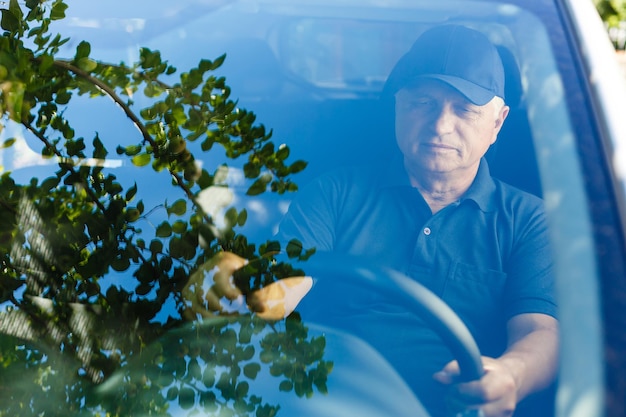 Homme âgé conduisant une voiture