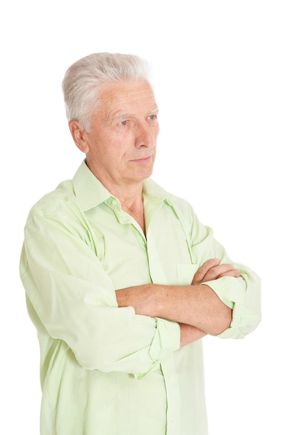 Homme âgé confiant avec les bras croisés isolé sur fond blanc