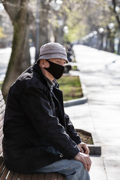 Un homme âgé dans un masque médical