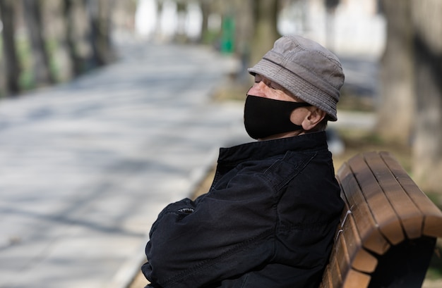 Un homme âgé dans un masque médical