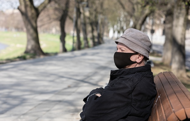 Un homme âgé dans un masque médical