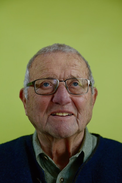 Photo un homme âgé détournant son regard sur un fond vert.