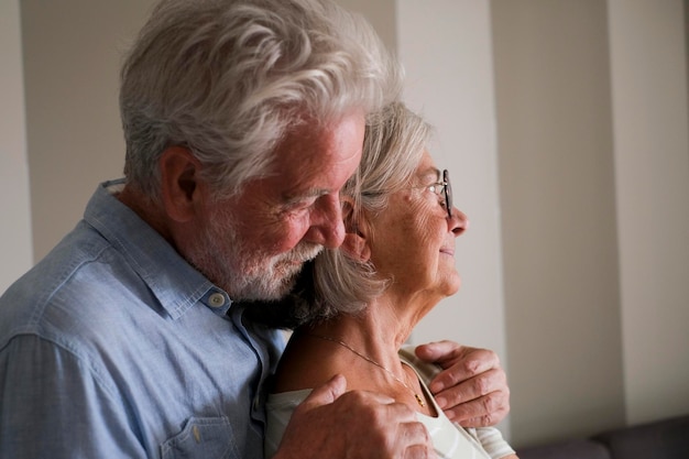 Un homme âgé embrasse une femme âgée de derrière pour aimer et protéger le style de vie des personnes âgées ensemble les gens couple à la retraite à la maison pensant Sené romantique avec un homme et une femme se prenant soin l'un de l'autre