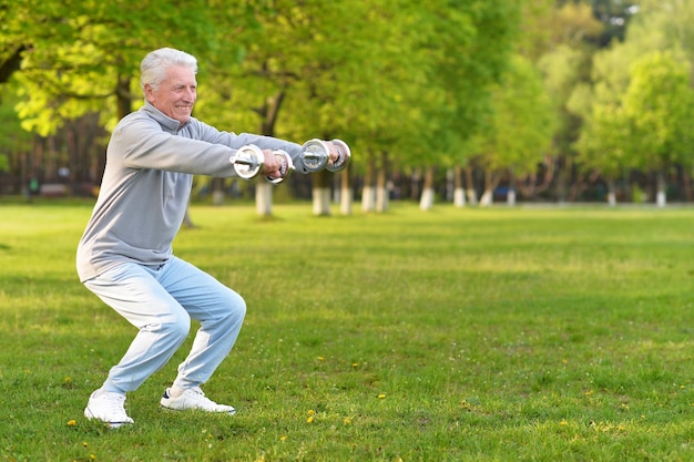 Homme âgé faisant de l'exercice avec des haltères