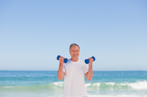 Homme âgé faisant ses exercices