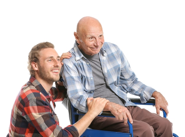 Homme âgé avec fils sur blanc