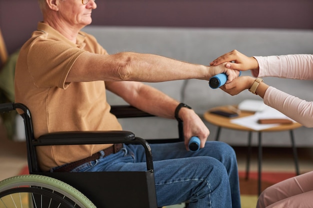 Homme âgé handicapé faisant de l'exercice avec des haltères