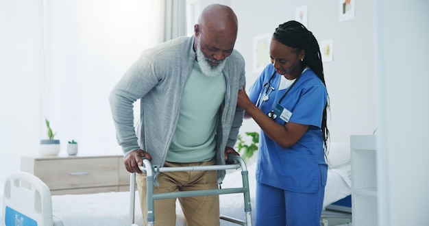 Homme âgé ou infirmier pour aider à marcher à l'hôpital avec réadaptation ou assistance en physiothérapie Patient âgé ou soignant avec soutien à la marche en clinique pour la mobilité ou le bien-être
