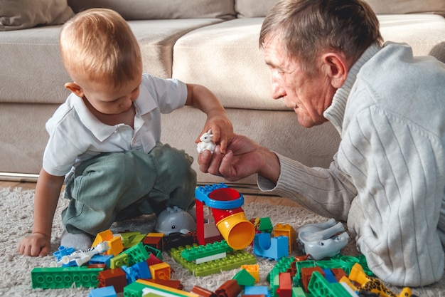 Un homme âgé jouant avec son neveu