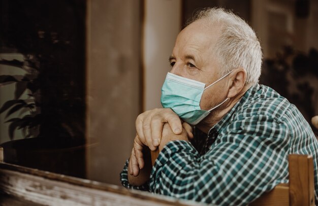 Un homme âgé mis en quarantaine à la maison lors d'une pandémie de coronavirus