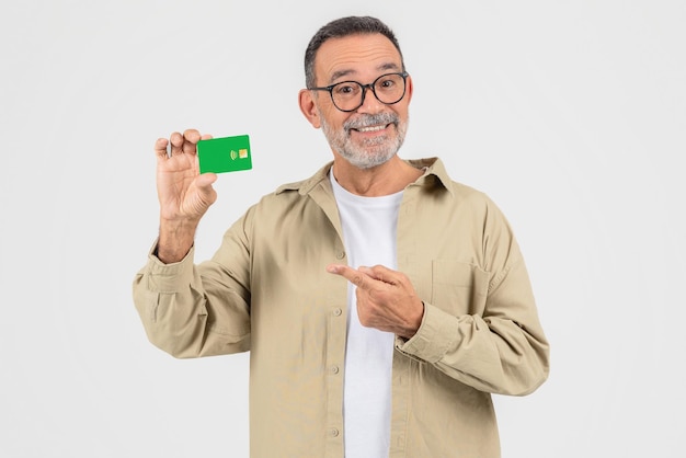 Photo un homme âgé montrant une carte de crédit.