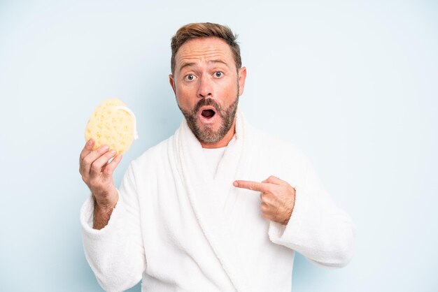 Homme d'âge moyen ayant l'air choqué et surpris avec la bouche grande ouverte, pointant vers lui-même. notion de douche