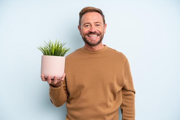 Homme d'âge moyen ayant l'air heureux et agréablement surpris. concept de pot de plante