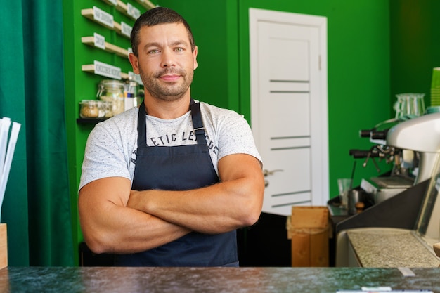 Homme d'âge moyen barista dans un café portrait close up