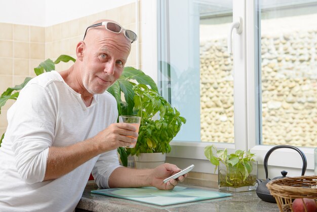 Homme d'âge moyen, boire un verre de jus