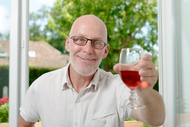 Homme d'âge moyen, boire un verre de vin