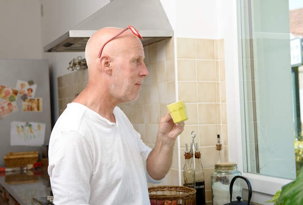 Homme d'âge moyen, buvant une tasse de café